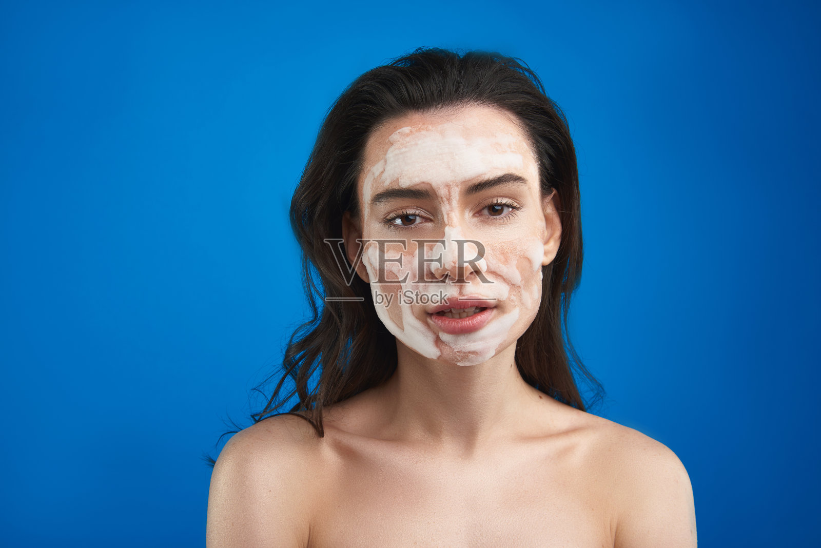 近距离的女人化妆面具在脸上照片摄影图片