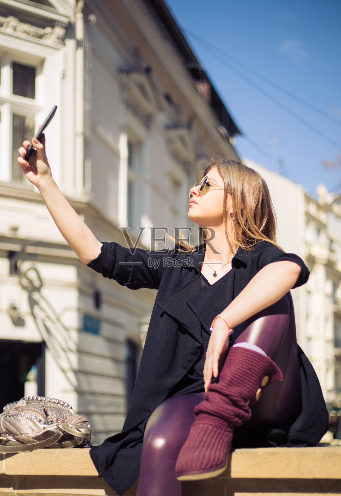 一名年轻女子在塞尔维亚贝尔格莱德市中心的一个阳光明媚的日子里自拍照片摄影图片
