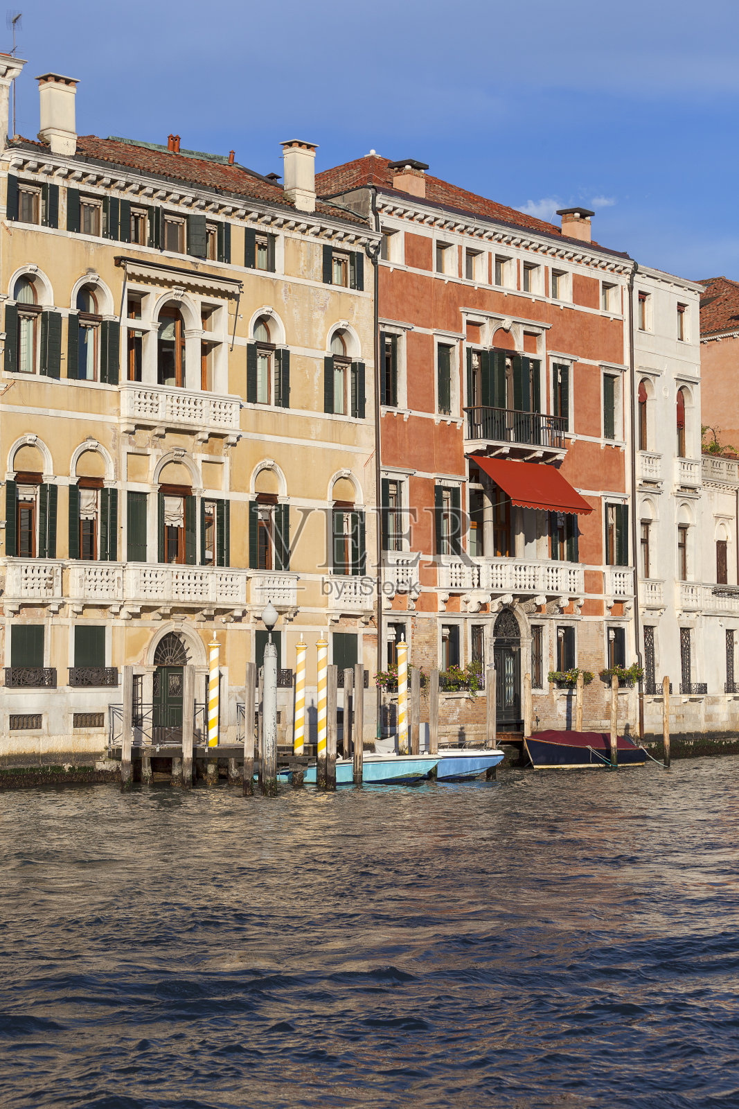 大运河，古老的建筑，停泊在码头上的船只，意大利威尼斯照片摄影图片