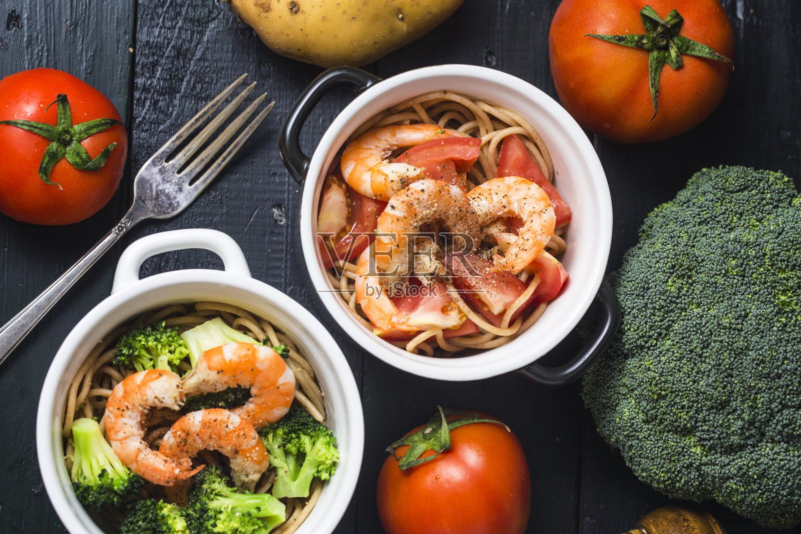 西兰花，西红柿，虾和意大利面照片摄影图片