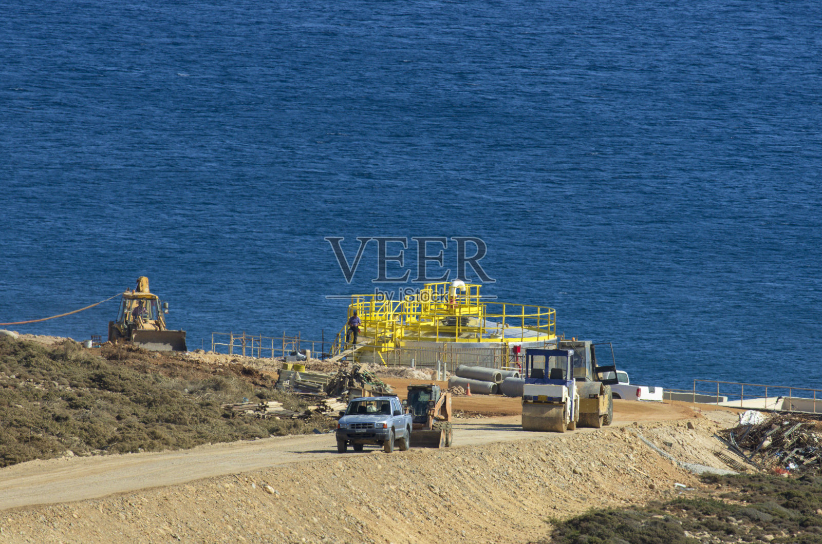 在地中海沿岸建造一个石油码头照片摄影图片