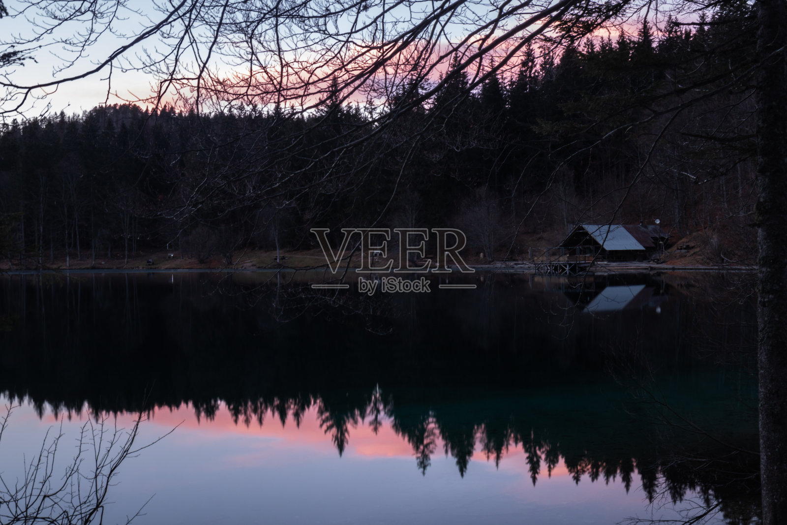 风景镜子反射在fusine湖在日落，意大利照片摄影图片