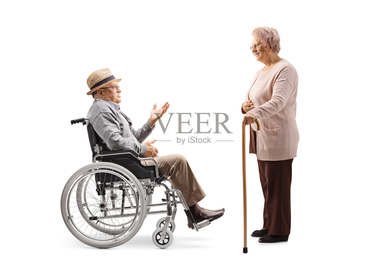 一位坐在轮椅上的老人和一位拄着拐杖的老妇人交谈照片摄影图片