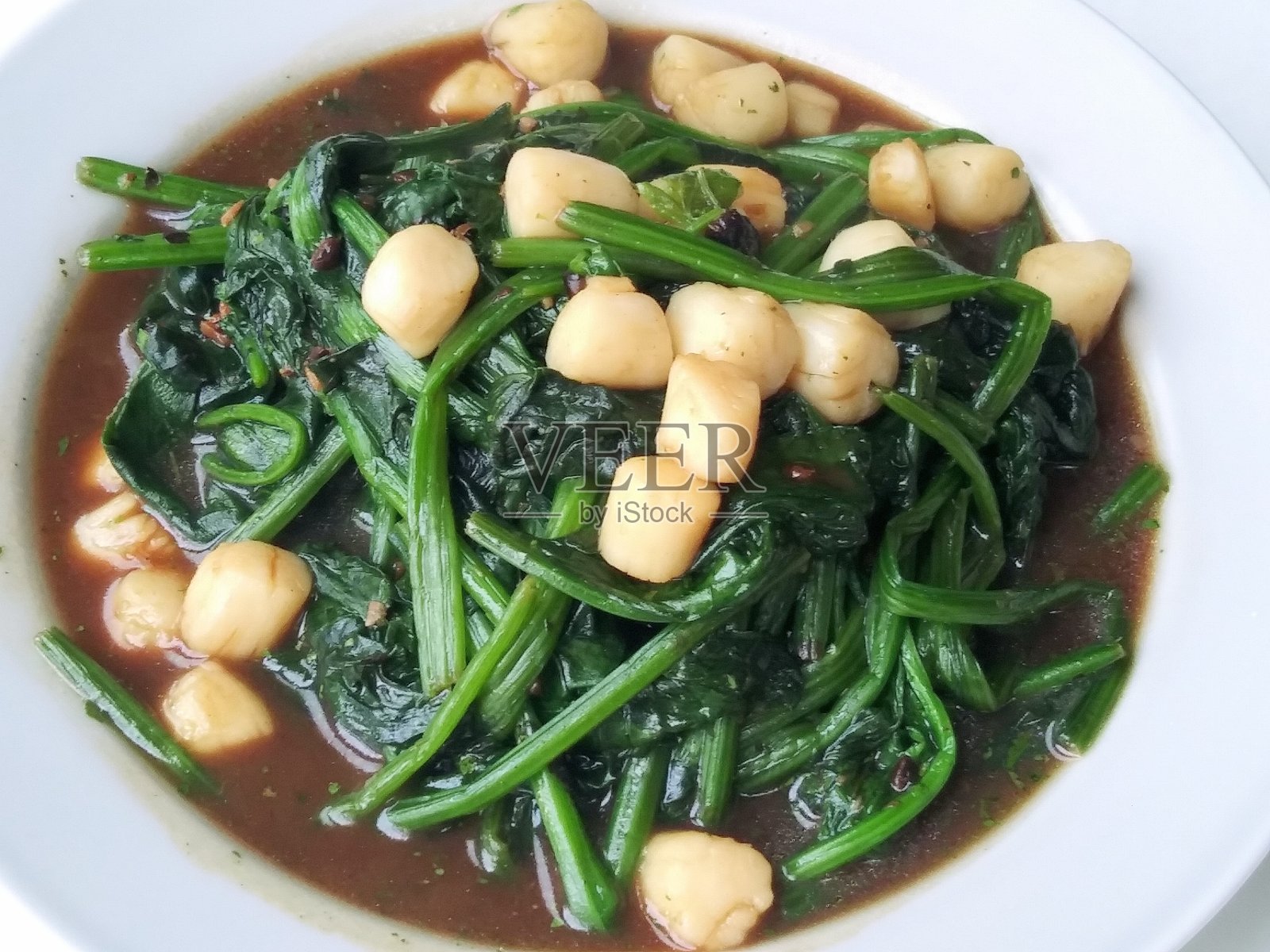 豆豉配小扇贝和韩国菠菜-炒亚洲食物照片摄影图片