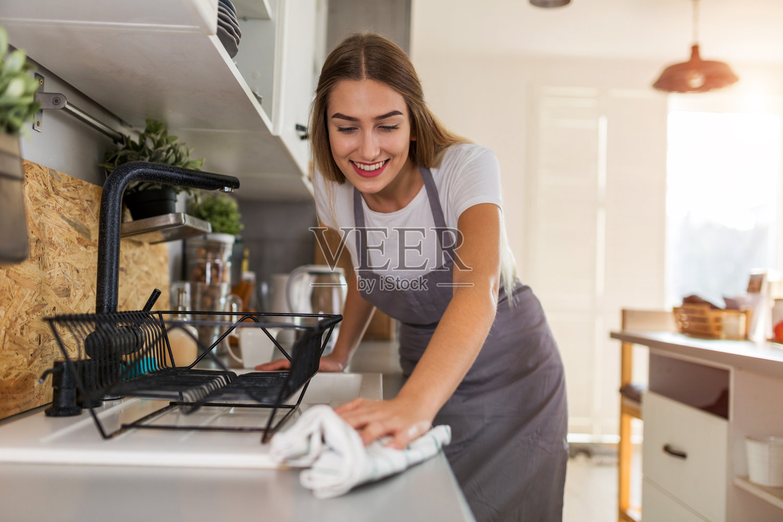 清洁厨房柜台的女人照片摄影图片