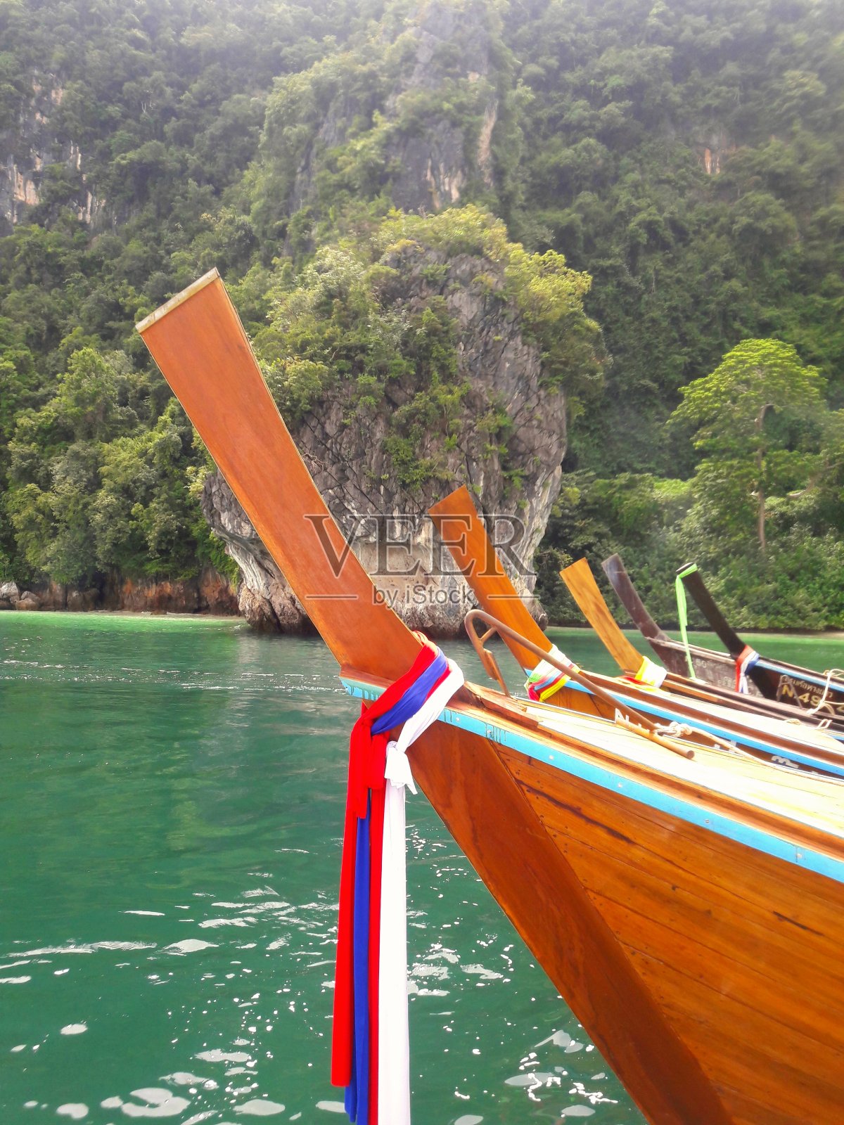在碧绿的海水背景上的小船。泰国。照片摄影图片