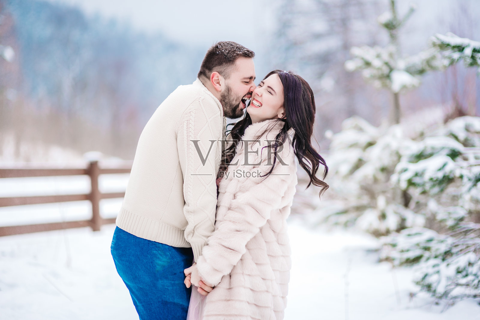 一对年轻夫妇在雪山里散步照片摄影图片