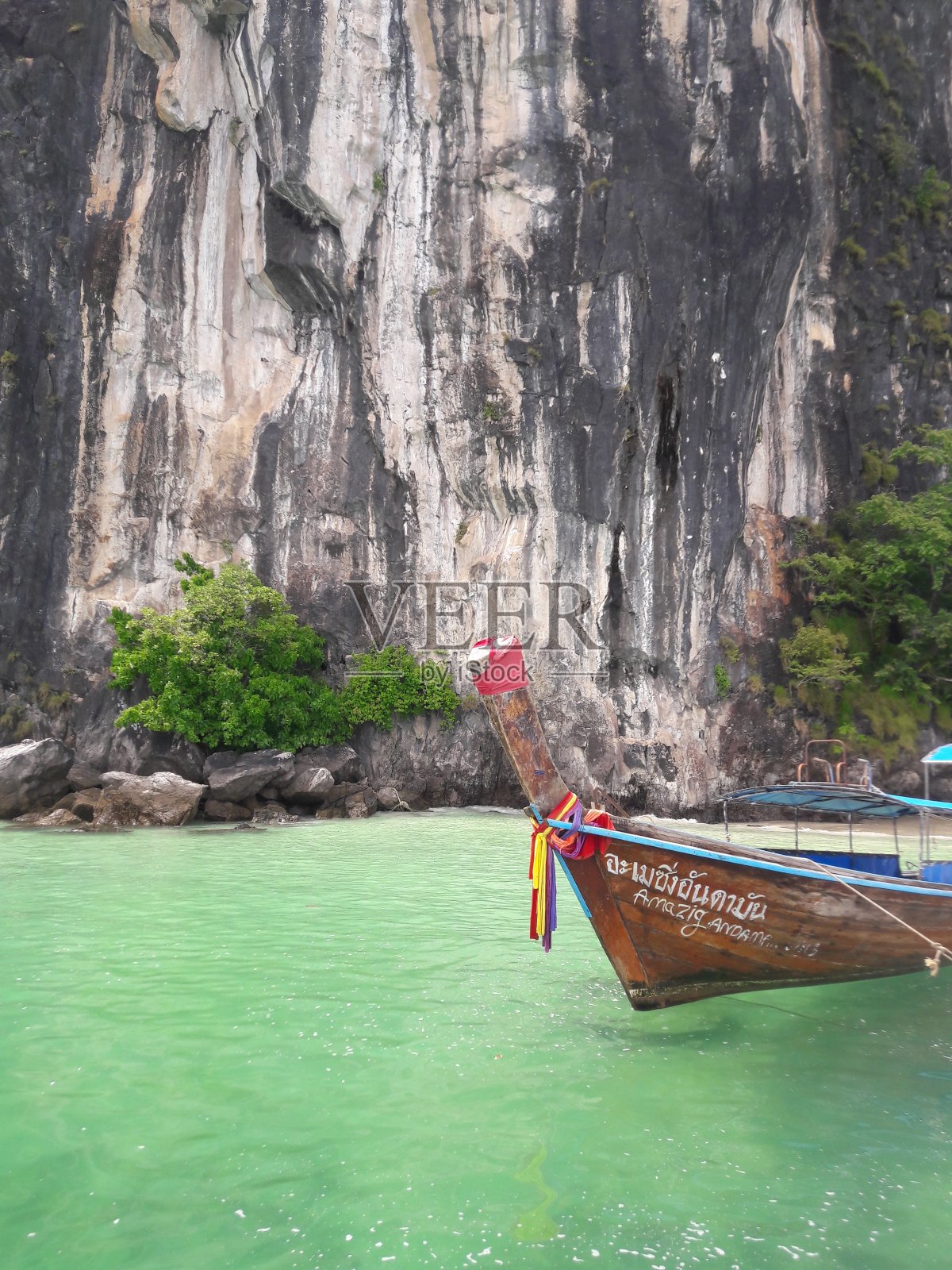 在碧绿的海水背景上的小船。泰国。照片摄影图片