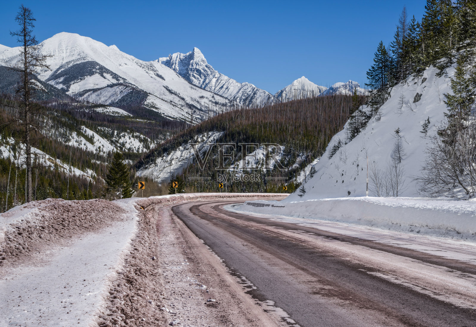 蒙大拿风景优美的冬季驾驶照片摄影图片
