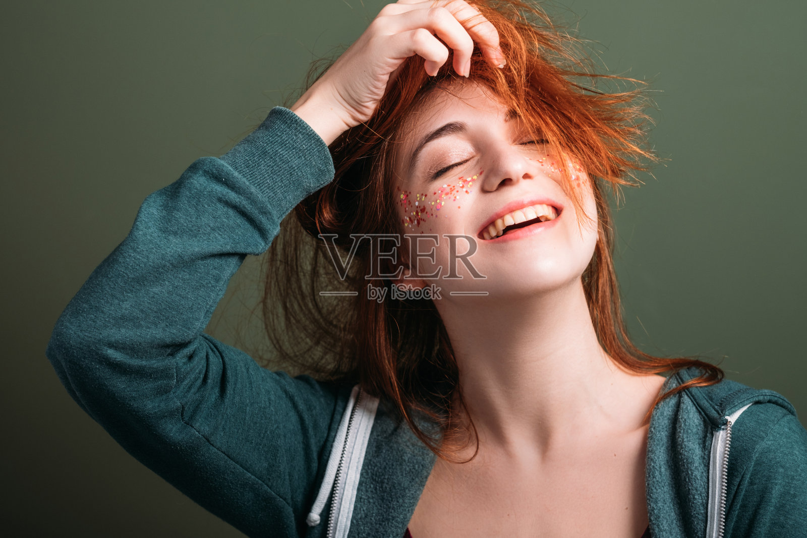 可爱的年轻女子有趣的幸福凌乱的头发照片摄影图片