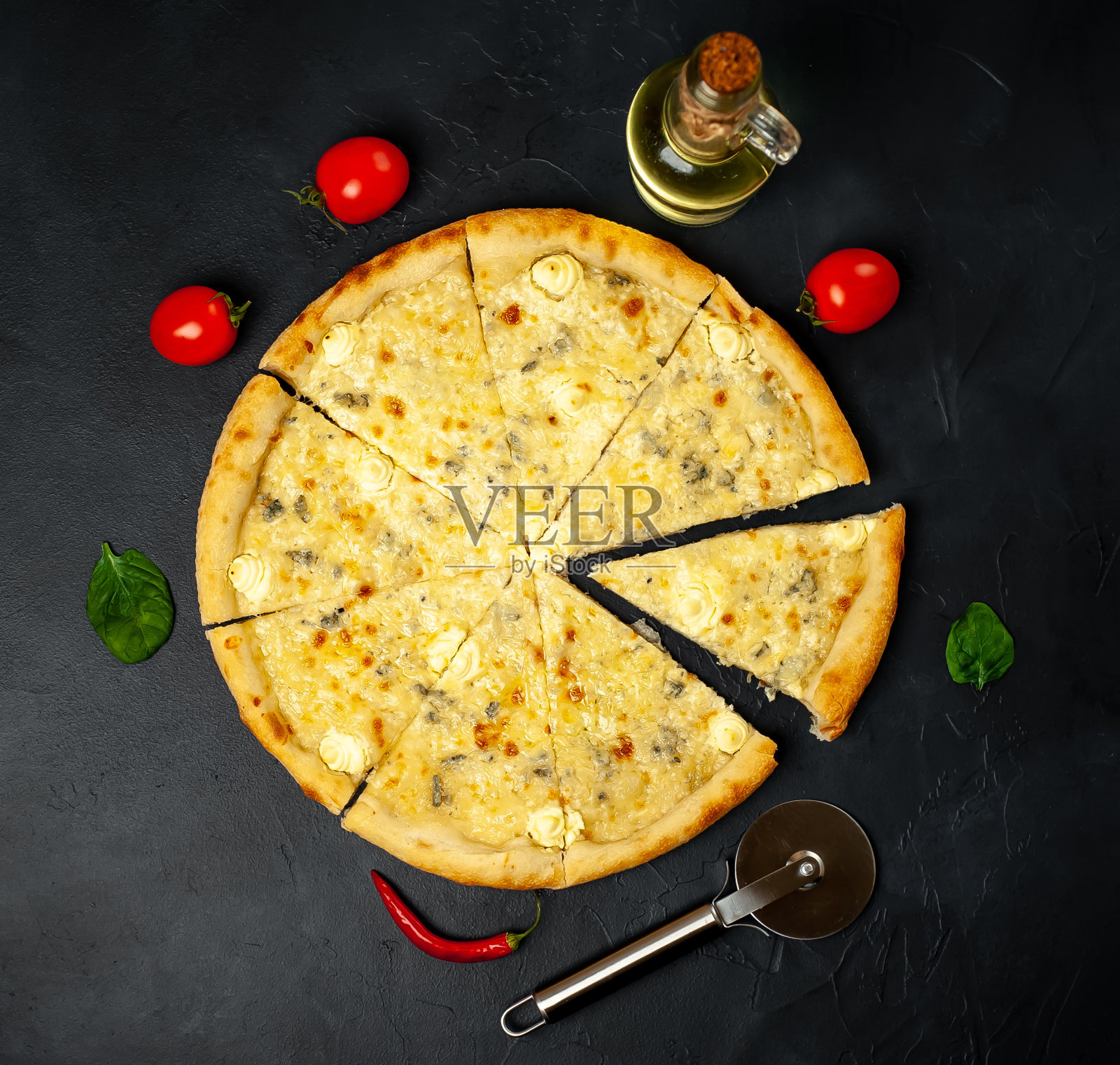 混凝土背景下美味的四块奶酪披萨。热披萨俯视图。照片摄影图片