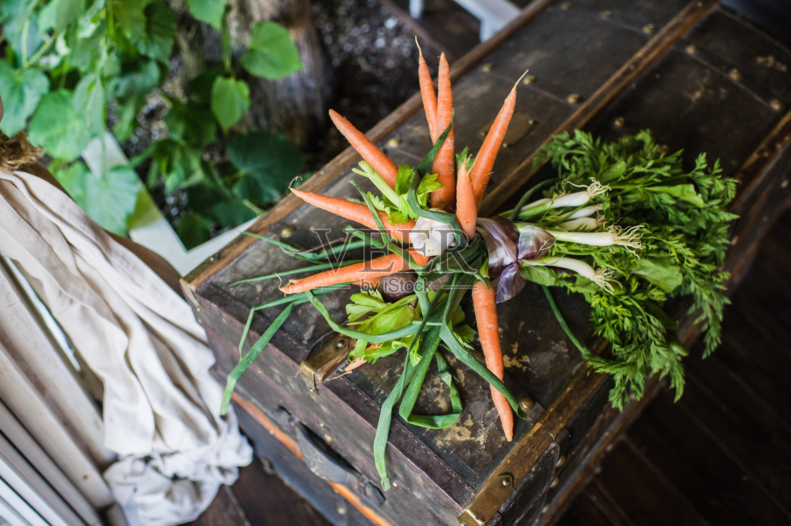 婚礼上的一束胡萝卜、洋葱和绿色沙拉。照片摄影图片
