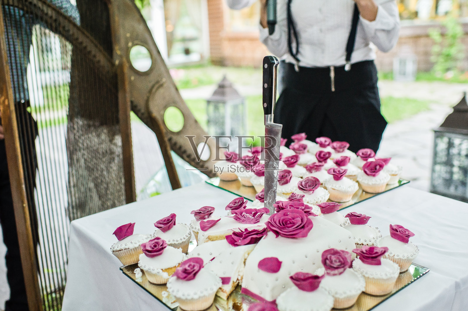 带粉红玫瑰的婚礼纸杯蛋糕照片摄影图片