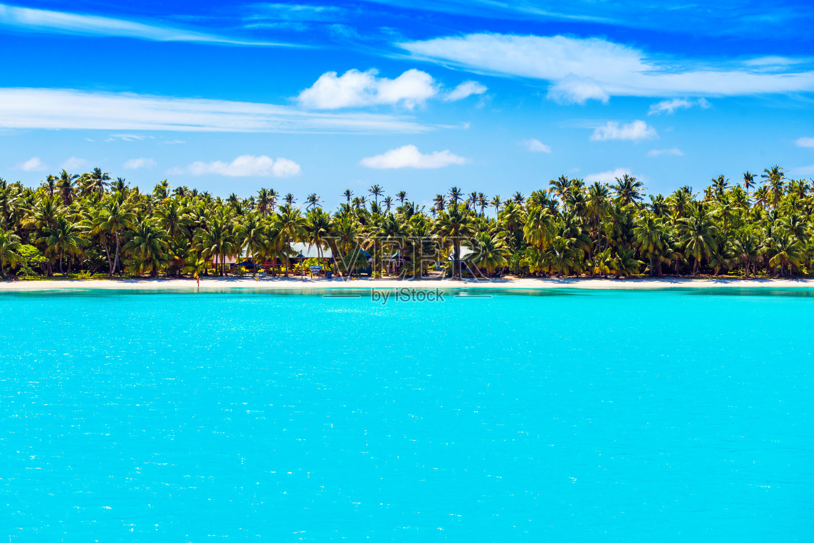 令人惊叹的热带艾图塔基岛，棕榈树，白色的沙子，蓝绿色的海水和蓝天在库克群岛，南太平洋。文本复制空间照片摄影图片