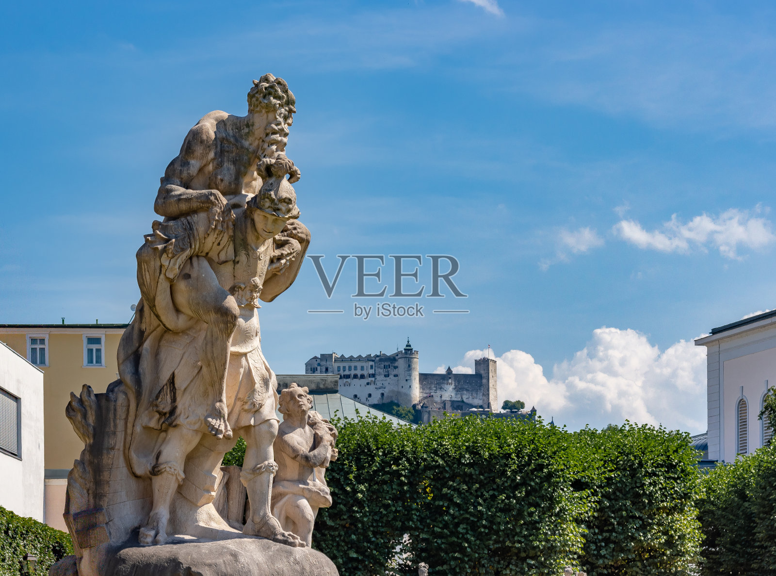 米拉贝尔花园雕像与霍亨萨尔茨堡城堡的背景照片摄影图片