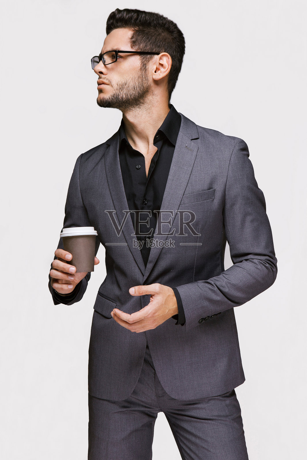 帅气商人喝咖啡照片摄影图片