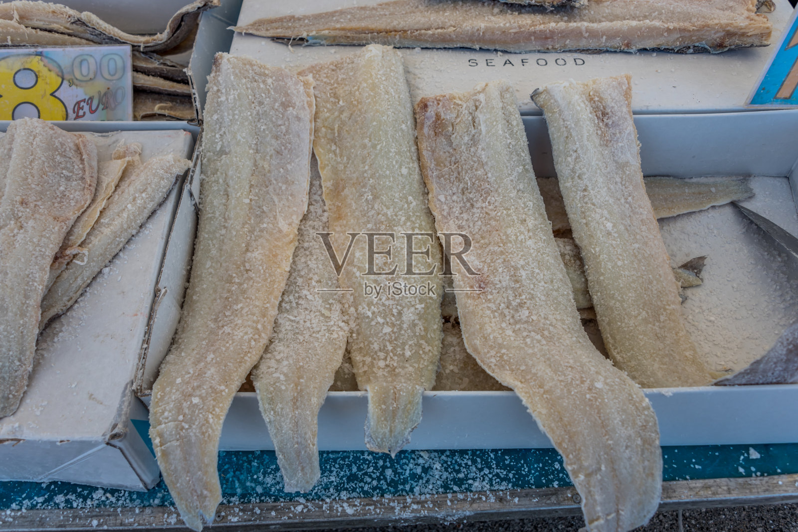 干鱼和咸鱼，巴卡拉，在户外市场出售在意大利南部照片摄影图片
