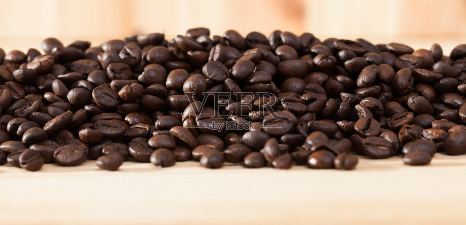 咖啡豆在轻木表面照片摄影图片