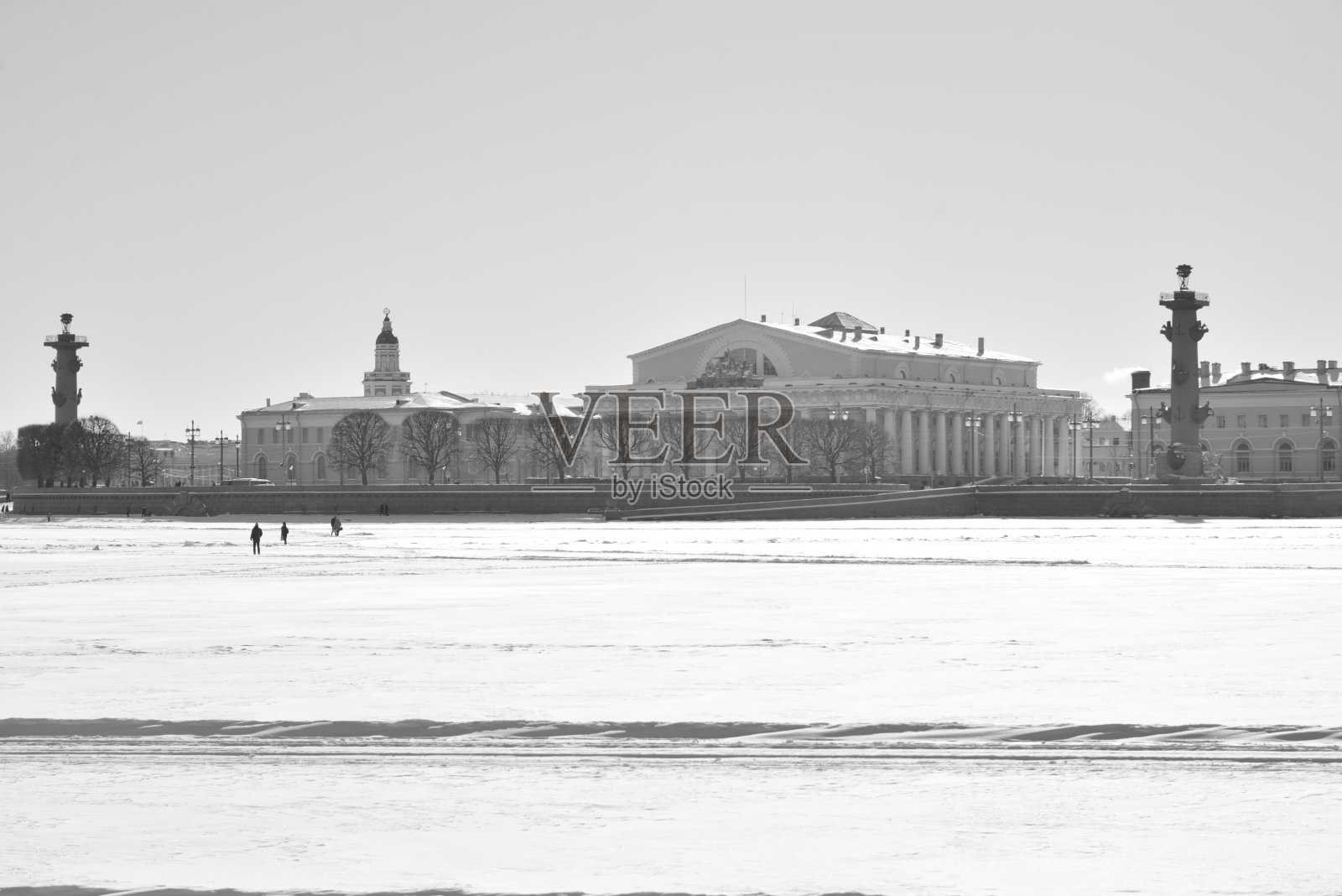 维丝利瓦斯基岛的箭头和冰冻的涅瓦河。照片摄影图片