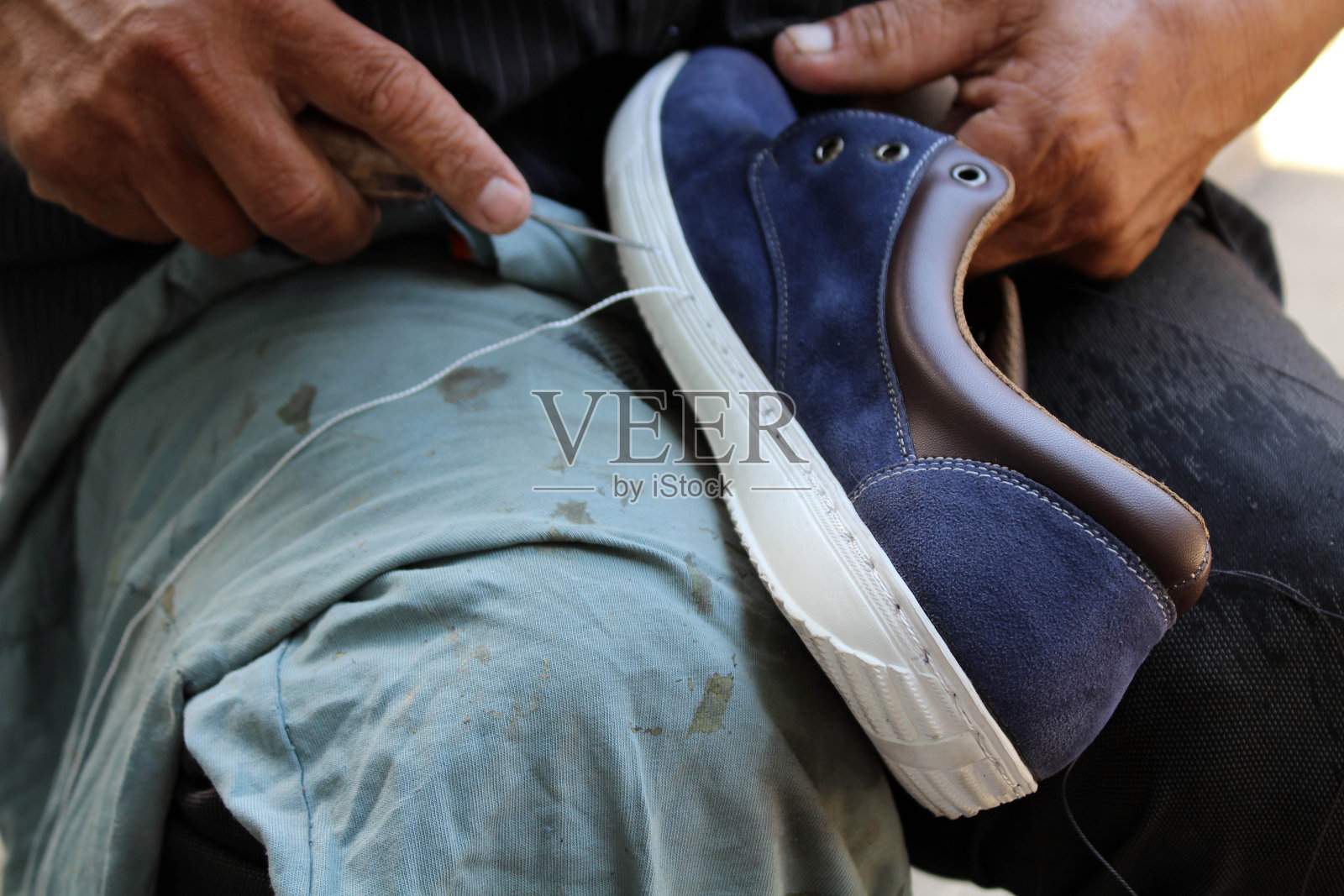 手工补鞋、定底、贴边、钉鞋工艺。照片摄影图片