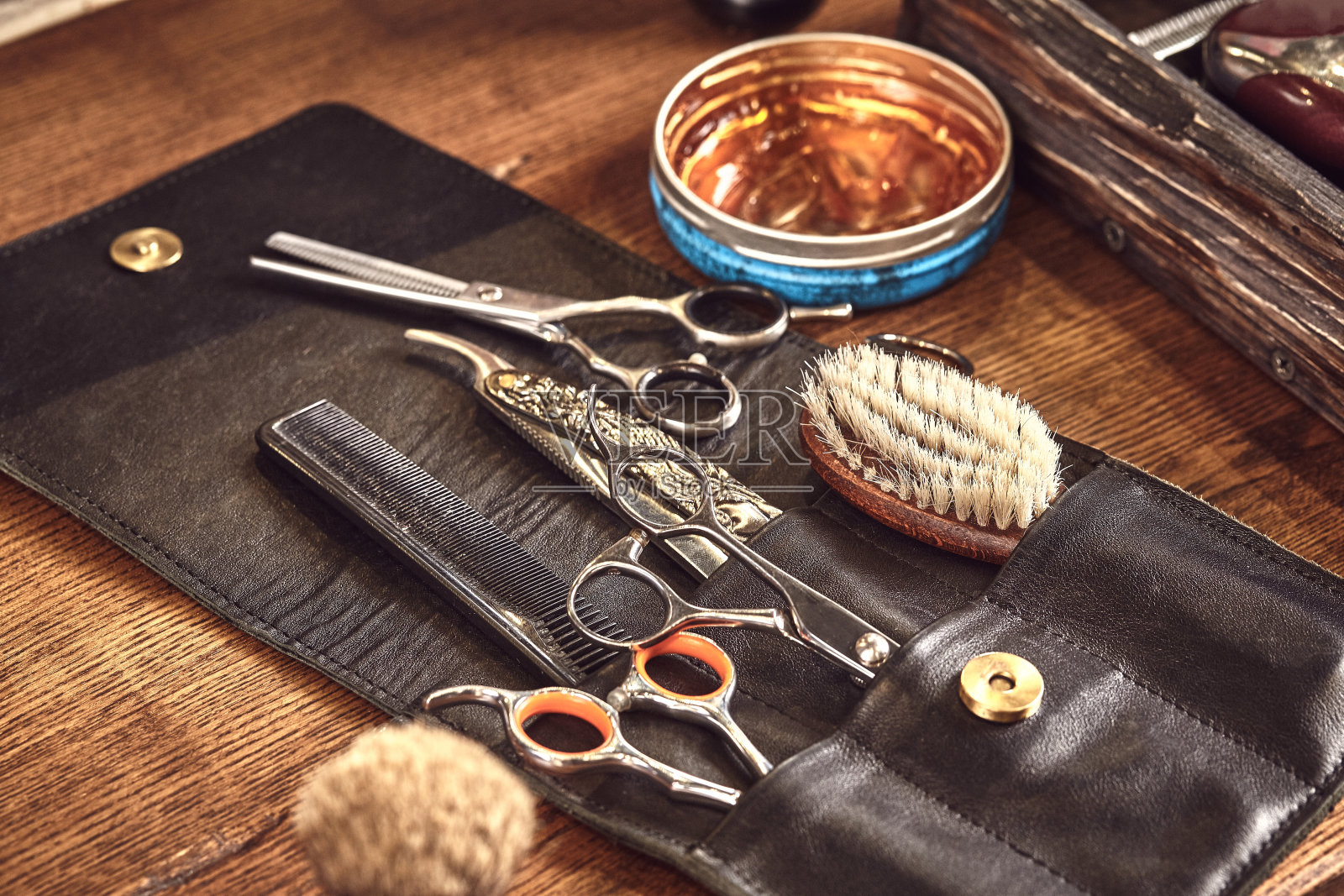 木制背景发型师工具。俯视图木桌与剪刀，梳子，发刷和发夹，修剪器。照片摄影图片