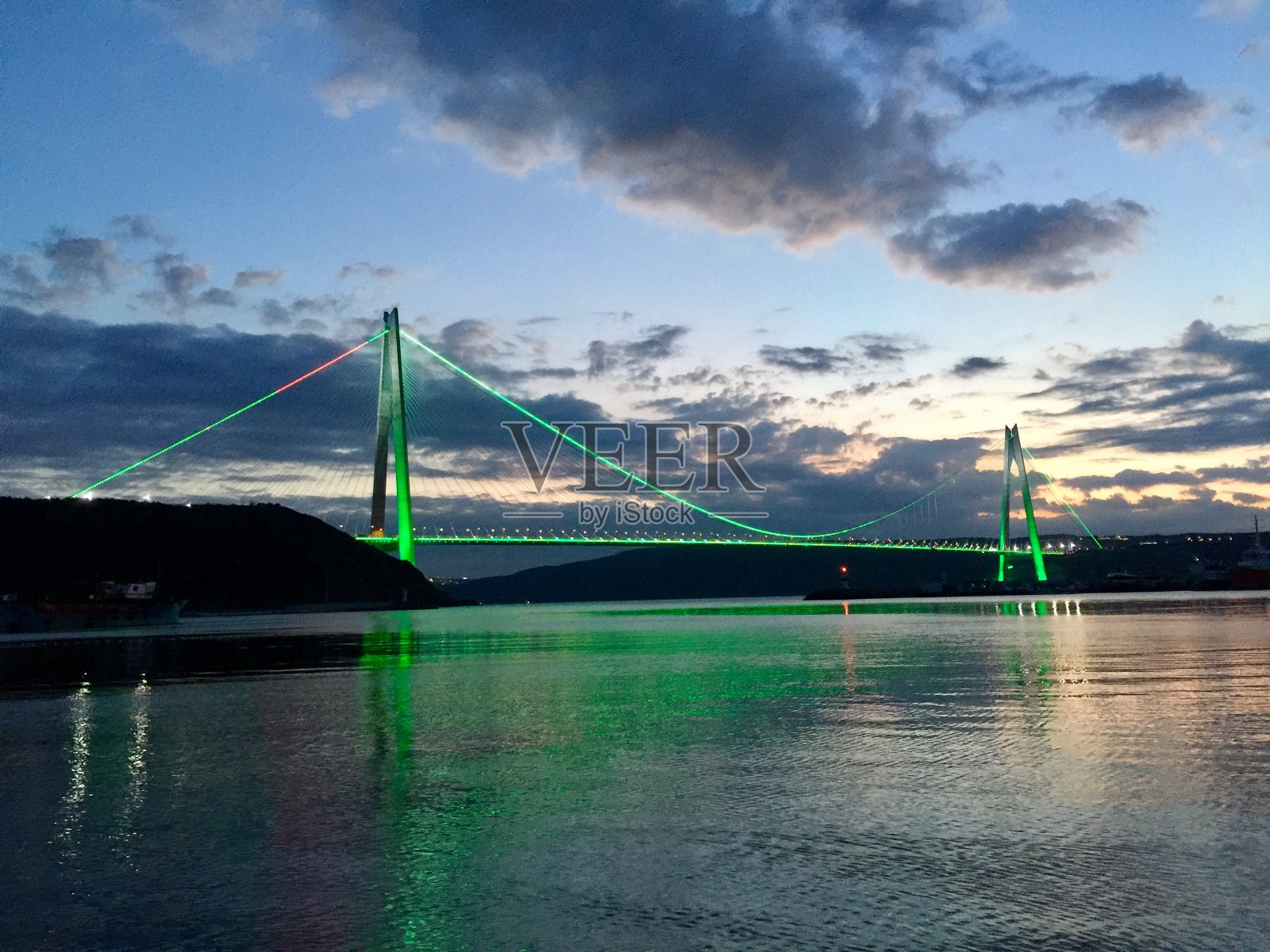 伊斯坦布尔博斯普鲁斯的亚乌兹苏丹塞利姆桥照片摄影图片