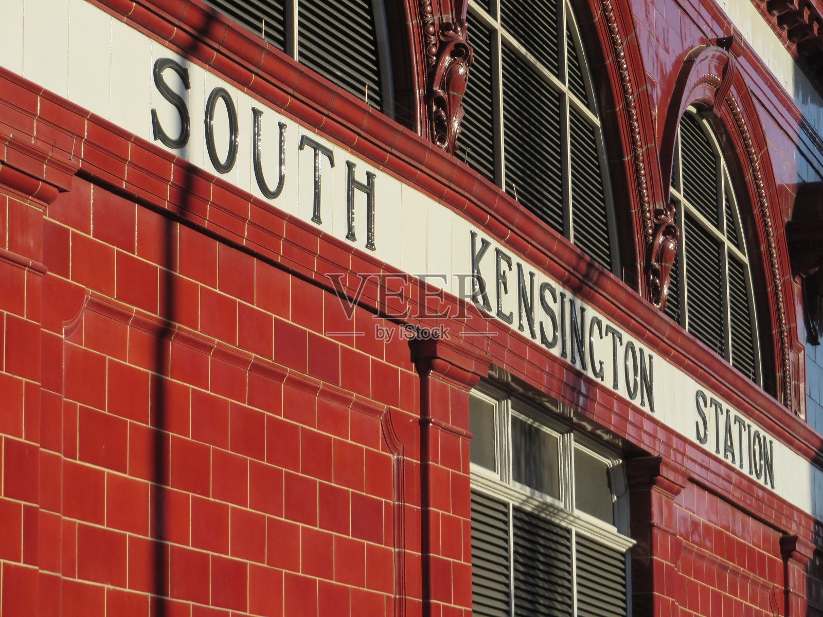 红砖南肯辛顿地铁站入口，英国伦敦。照片摄影图片