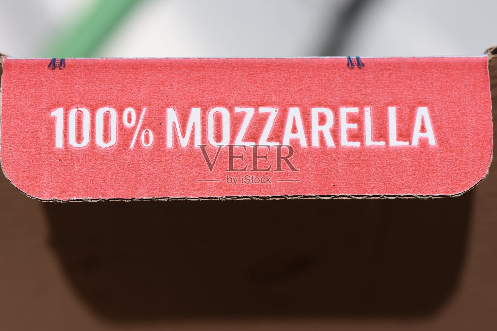 披萨包装上有100%的马苏里拉奶酪照片摄影图片