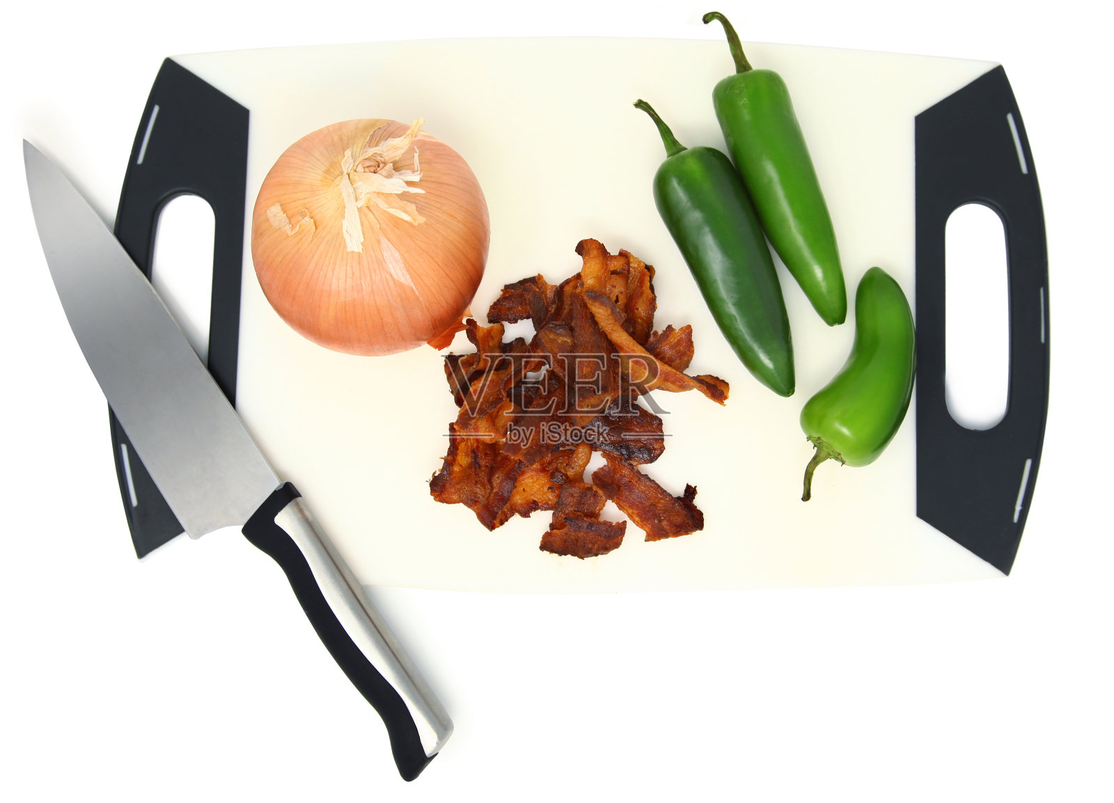 切菜板用刀，培根，洋葱和墨西哥胡椒。照片摄影图片
