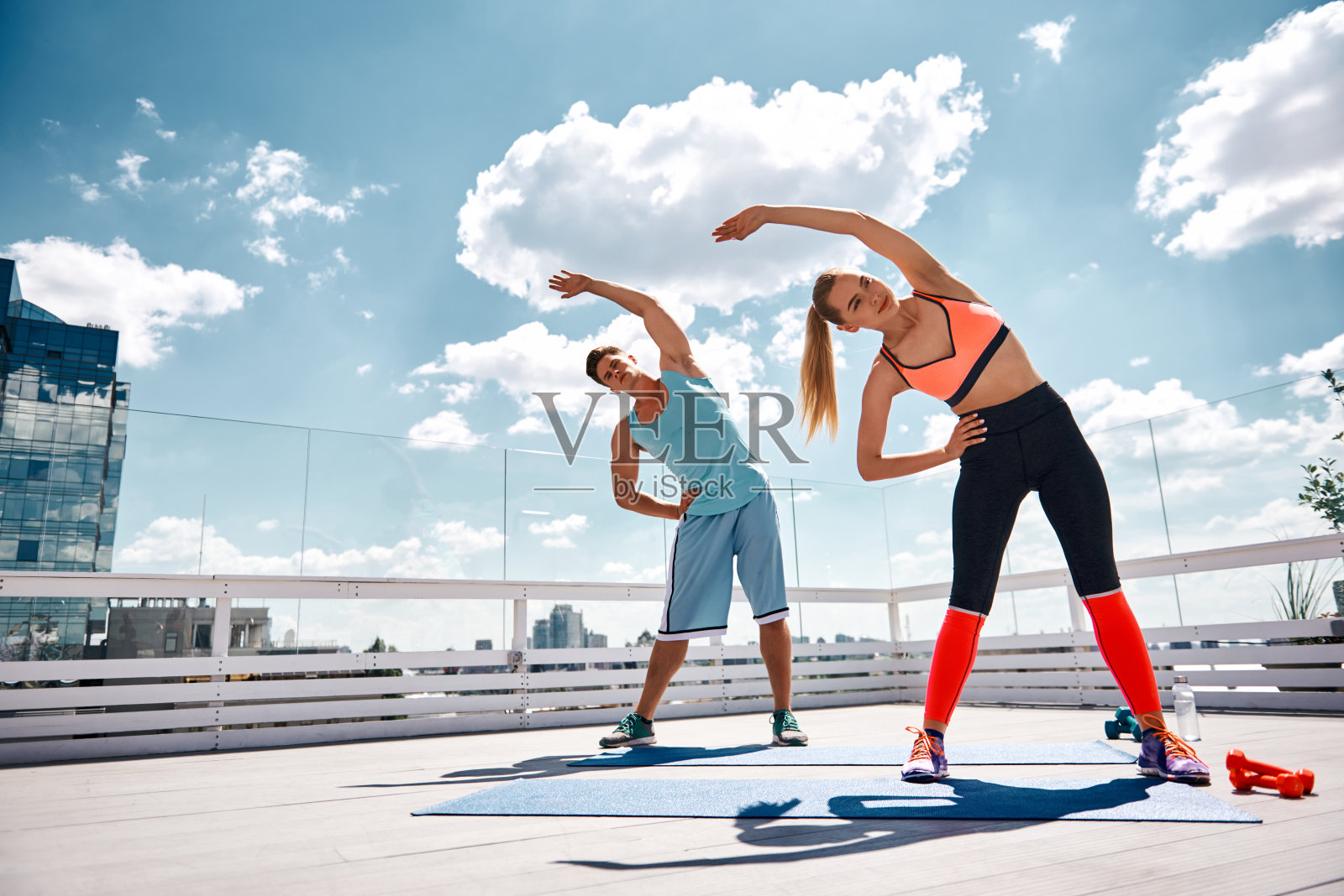 喜欢运动的男男女女正在屋顶上健身照片摄影图片