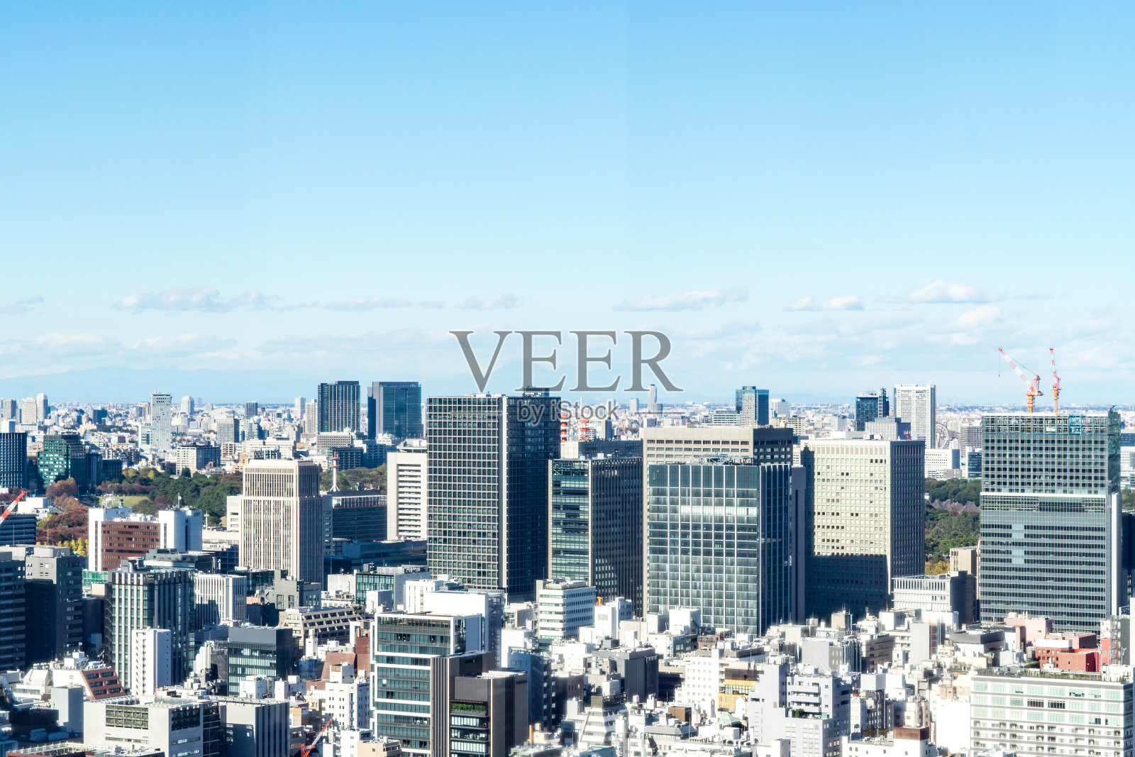 亚洲房地产和企业建设的商业理念——日本东京滨松町蓝天下的城市全景鸟瞰图照片摄影图片