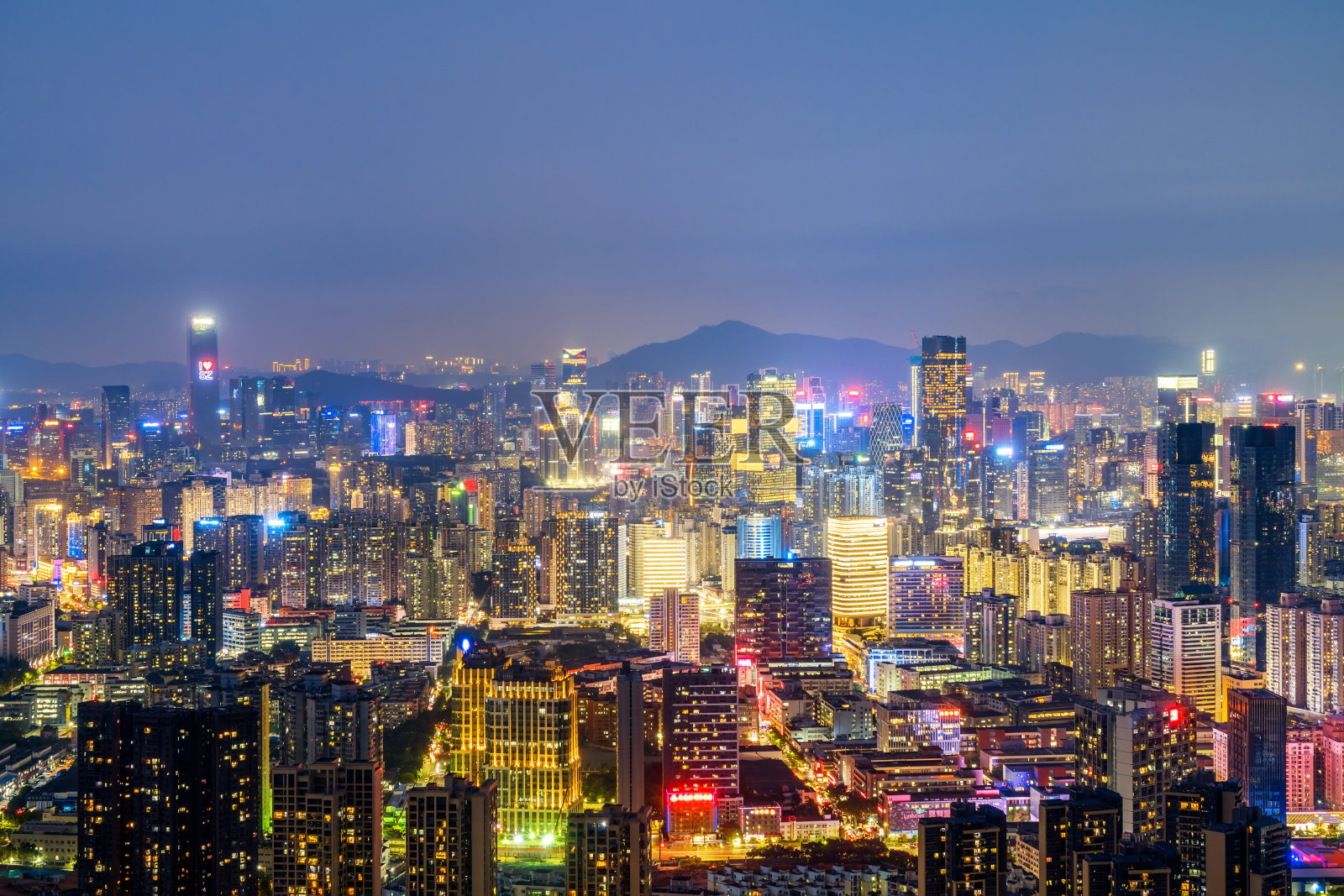 中国深圳现代城市夜景的繁荣照片摄影图片