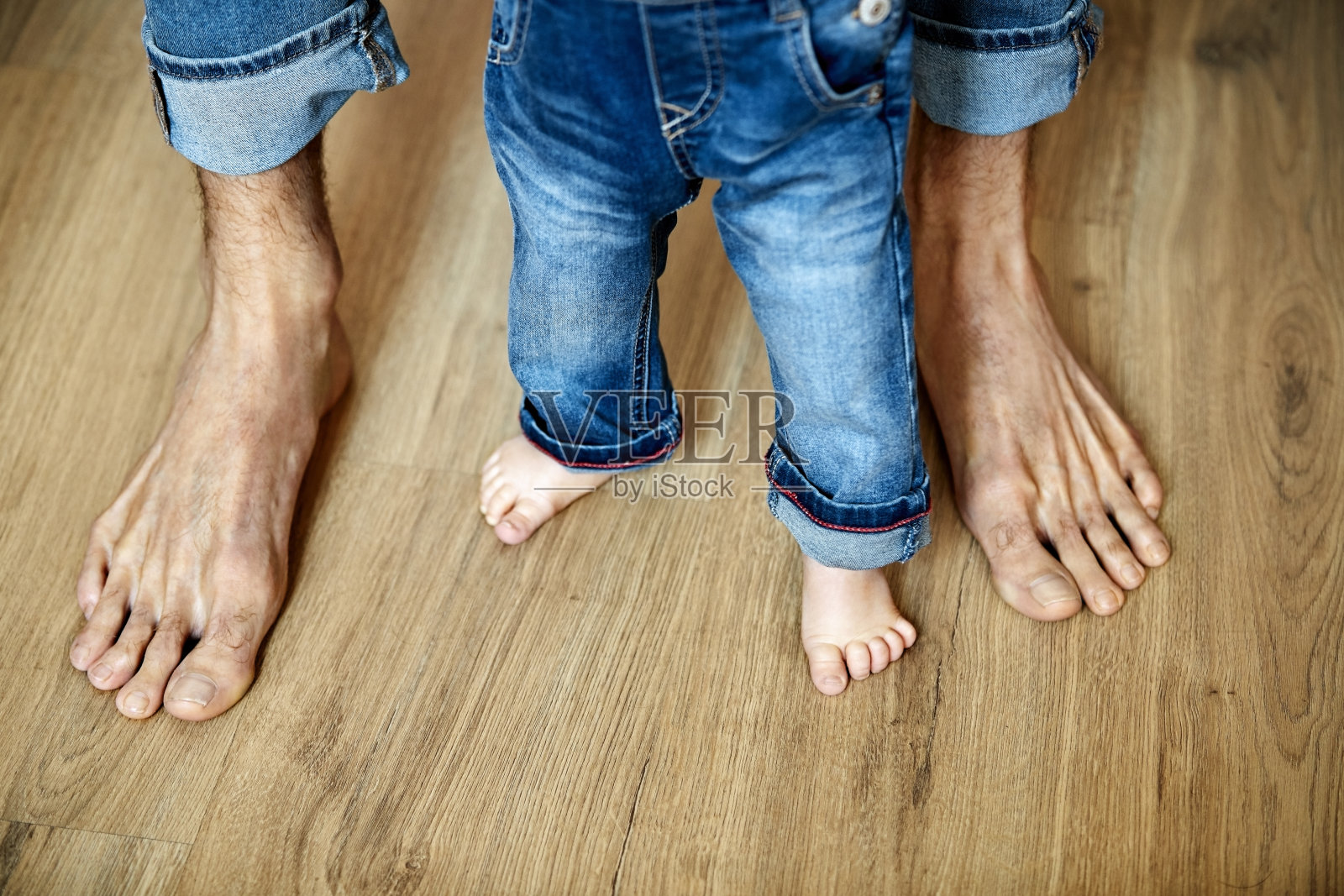 低段的父亲和男婴都赤着脚照片摄影图片