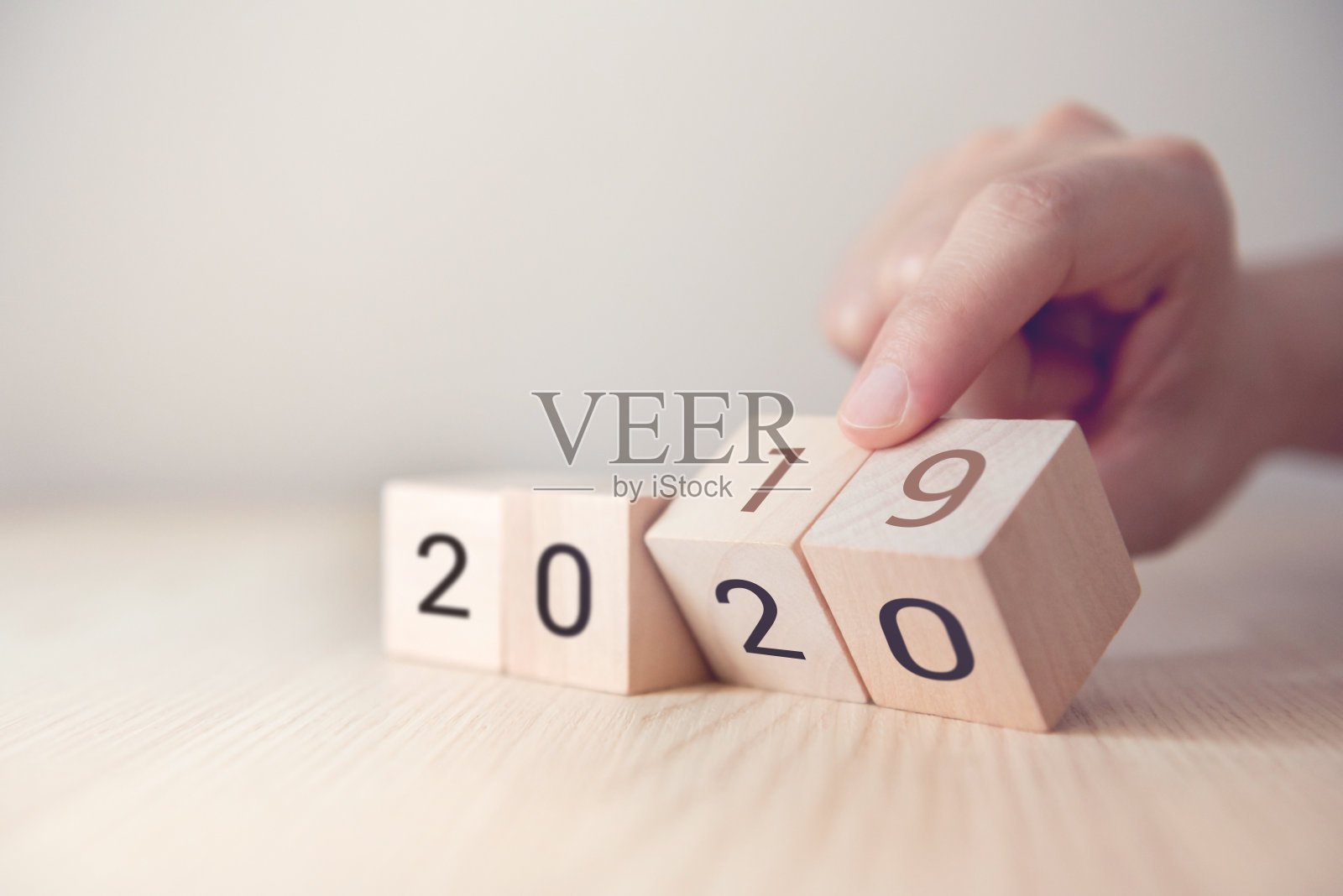 手改变木方2019年到2020年的概念。照片摄影图片