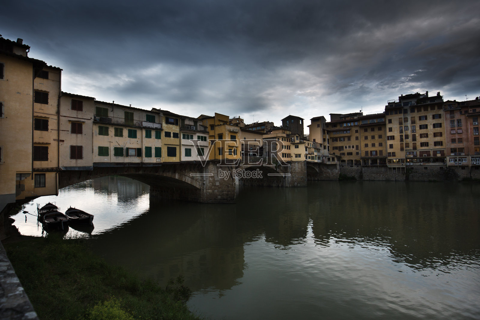 暴风雨天空下的意大利佛罗伦萨的韦基奥桥照片摄影图片