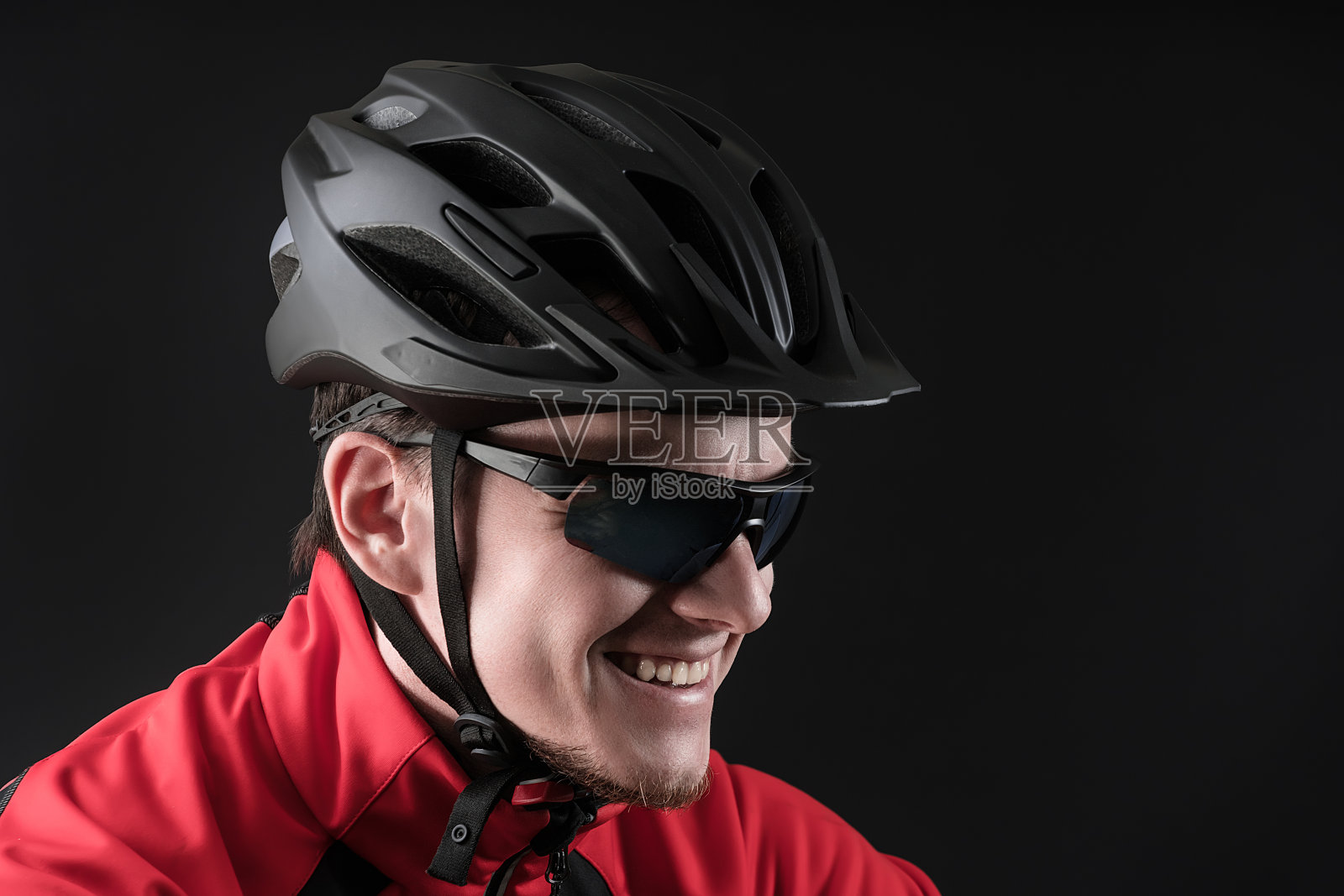 cycllist。戴自行车头盔的年轻人。副本的空间。照片摄影图片