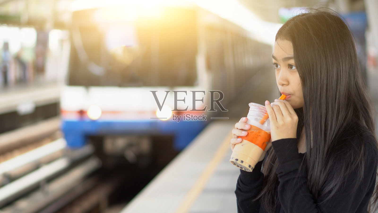 美丽的亚洲女人旅行和使用高科技手机在轻轨或地铁旅行照片摄影图片