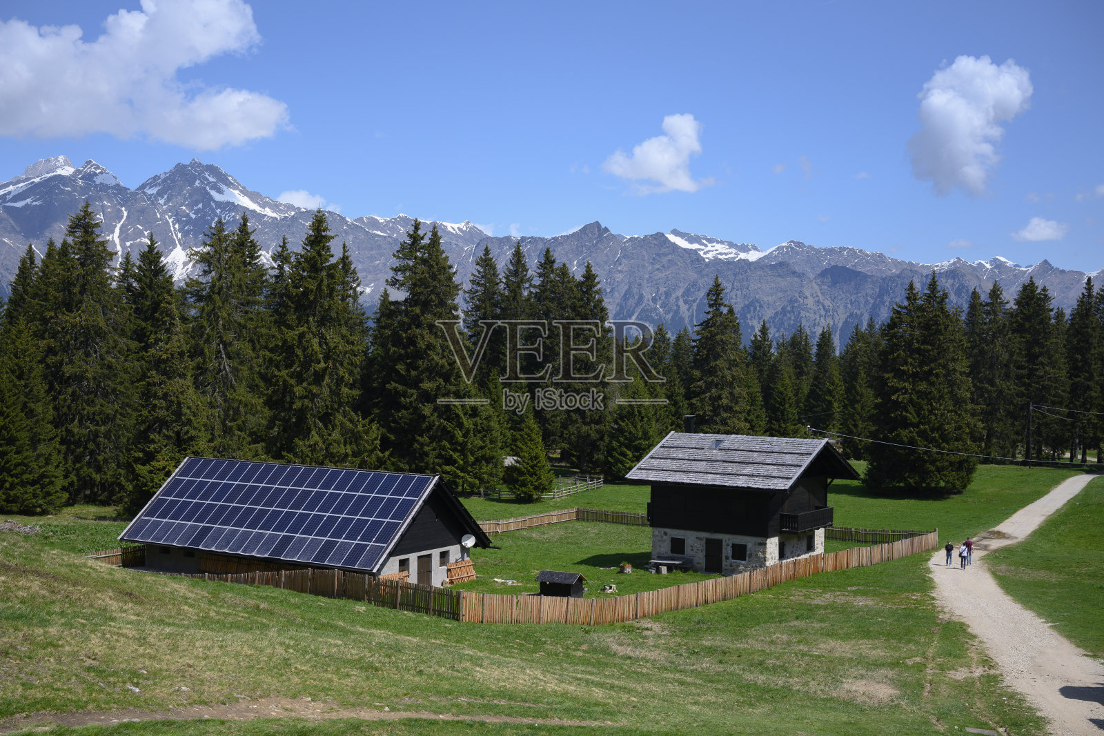 可持续的光伏房屋在阿尔卑斯山的森林与蓝天照片摄影图片