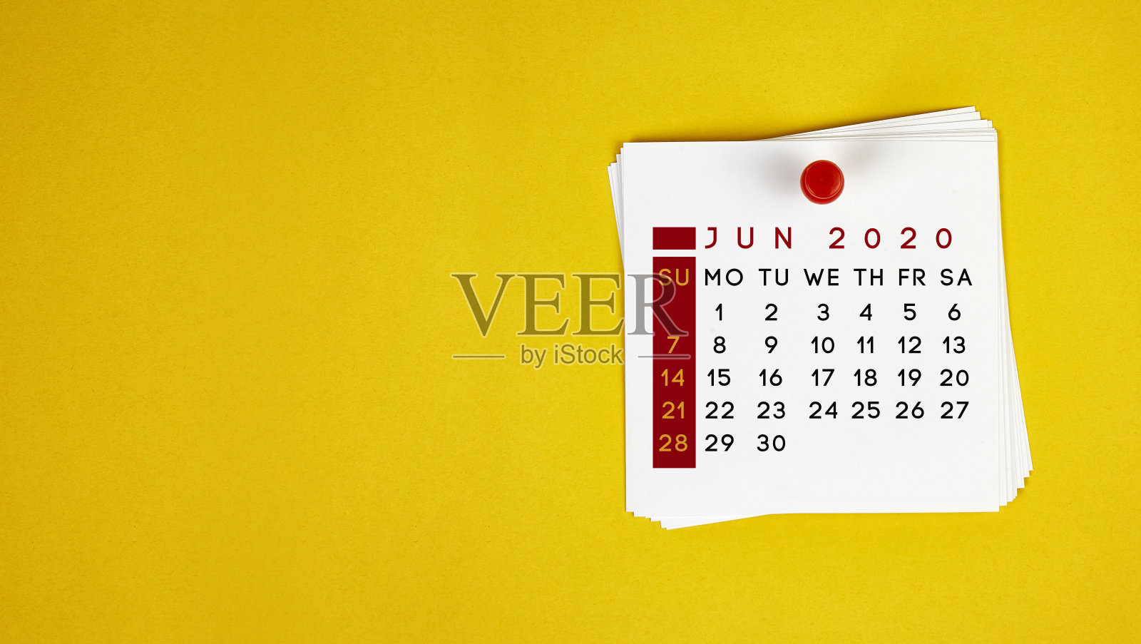 把它贴在2020年6月的黄色背景日历上照片摄影图片
