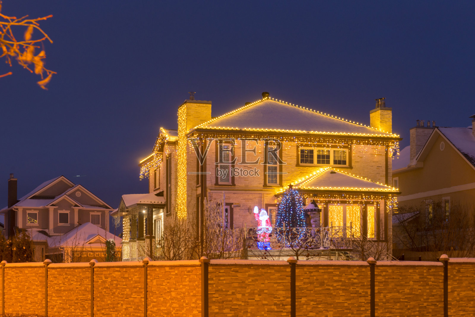 圣诞节郊区的房子照片摄影图片