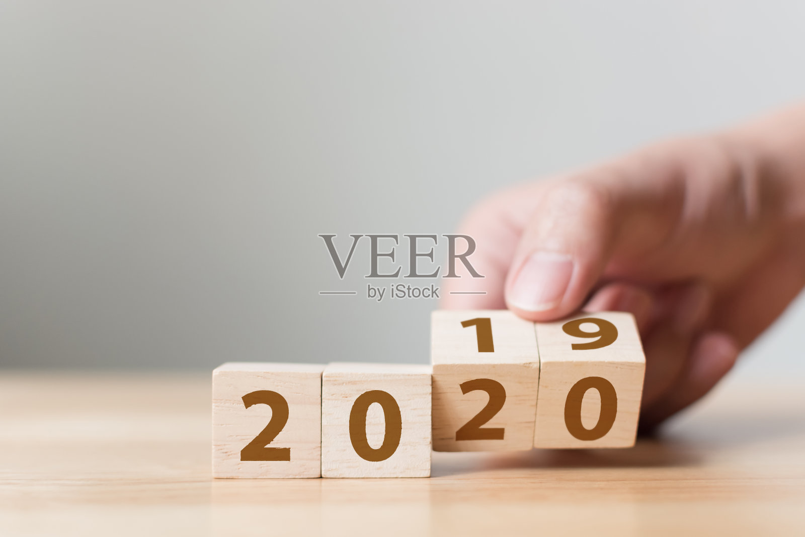 2019年新年向2020年转变。手翻转木方块照片摄影图片