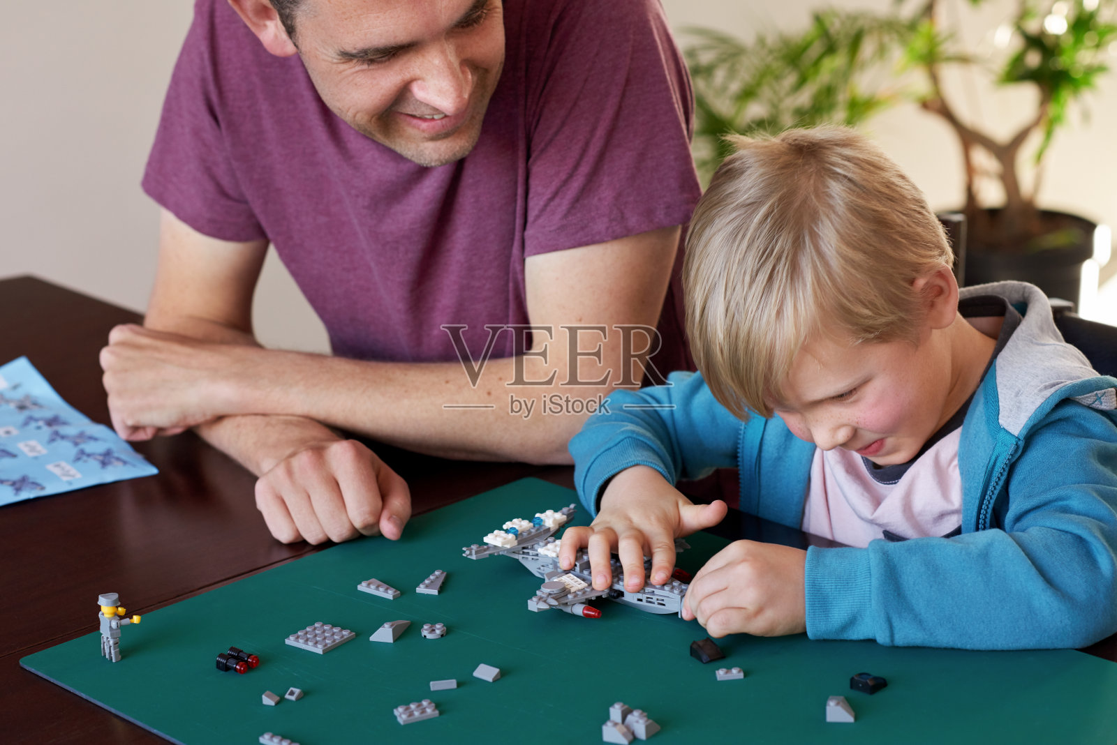 快乐的小男孩正在制造玩具飞机照片摄影图片