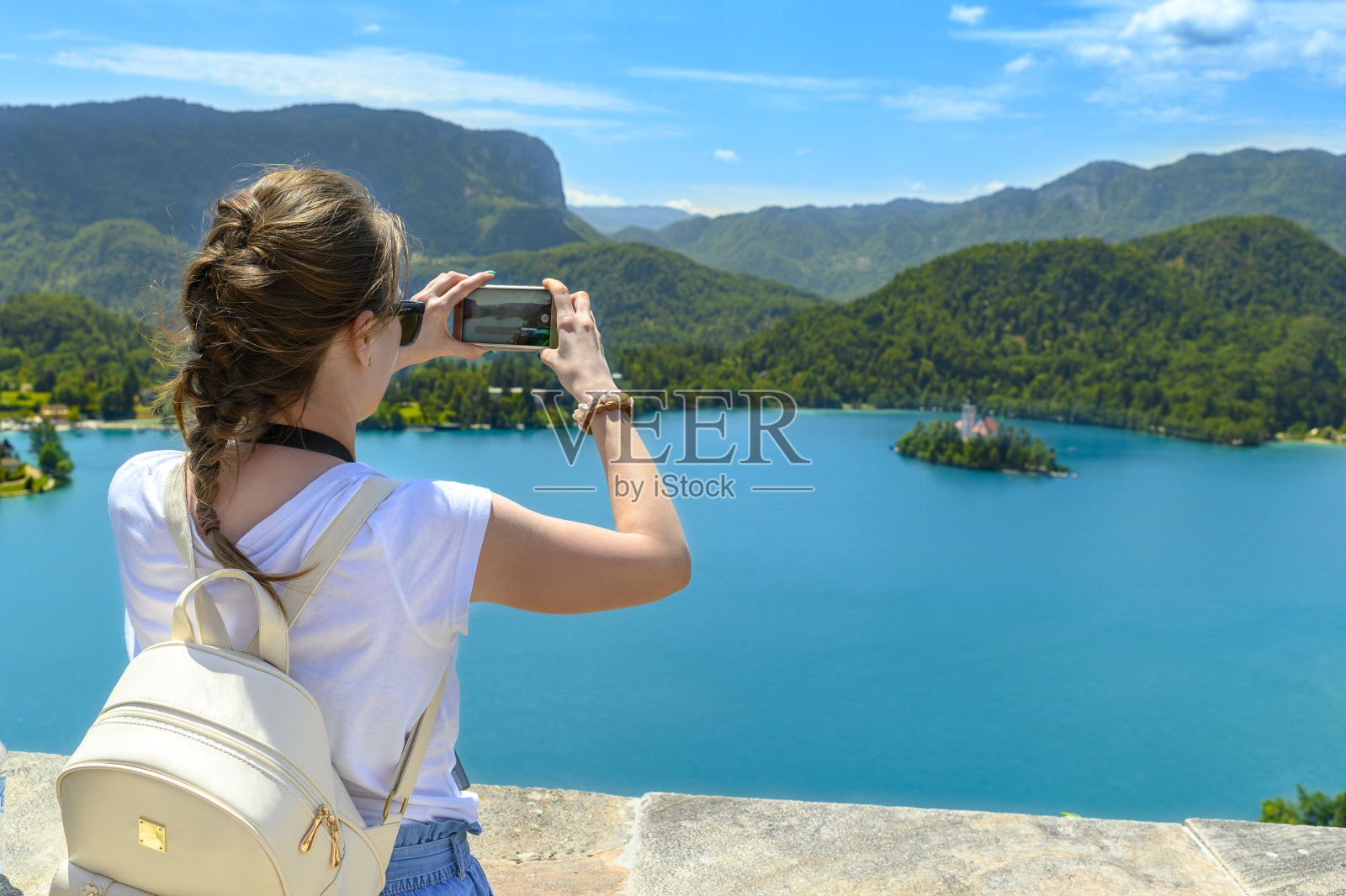 游客欣赏流血湖照片摄影图片