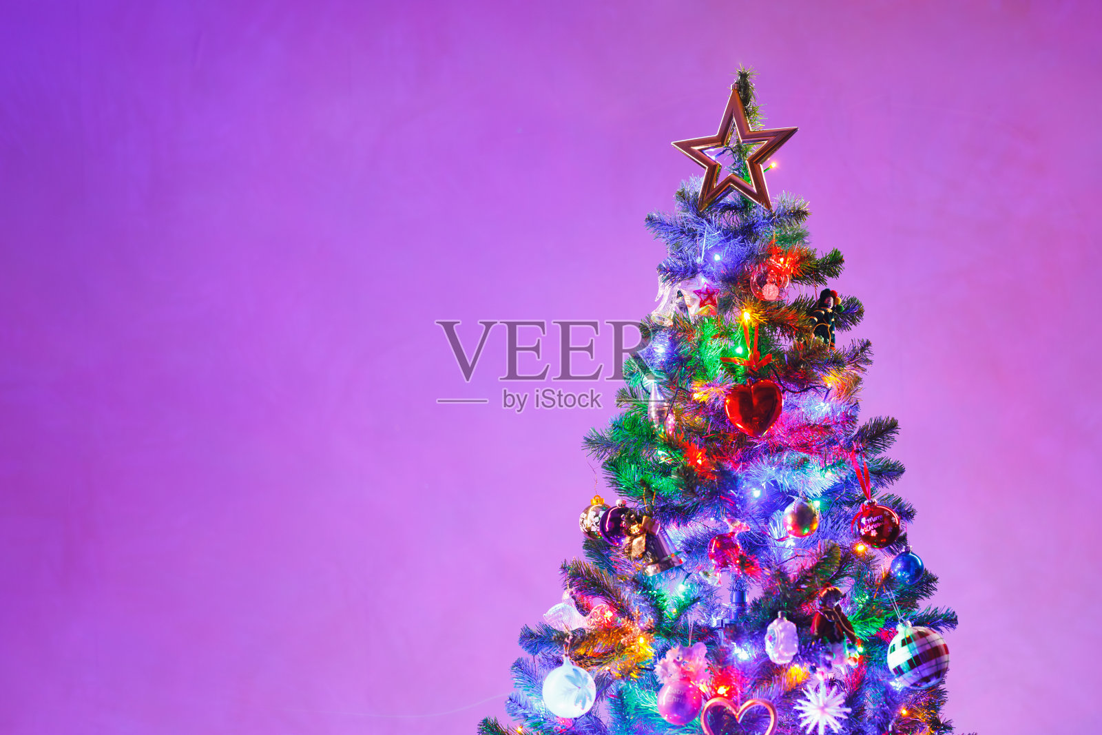 圣诞树与多色led灯和紫色的背景照片摄影图片