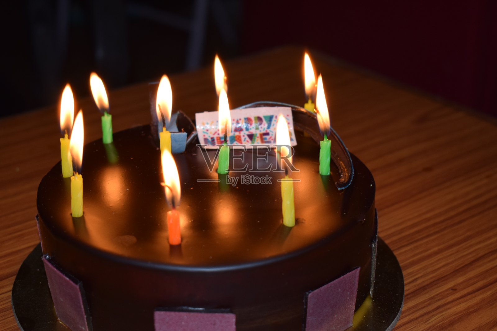 生日蛋糕和蜡烛照片摄影图片