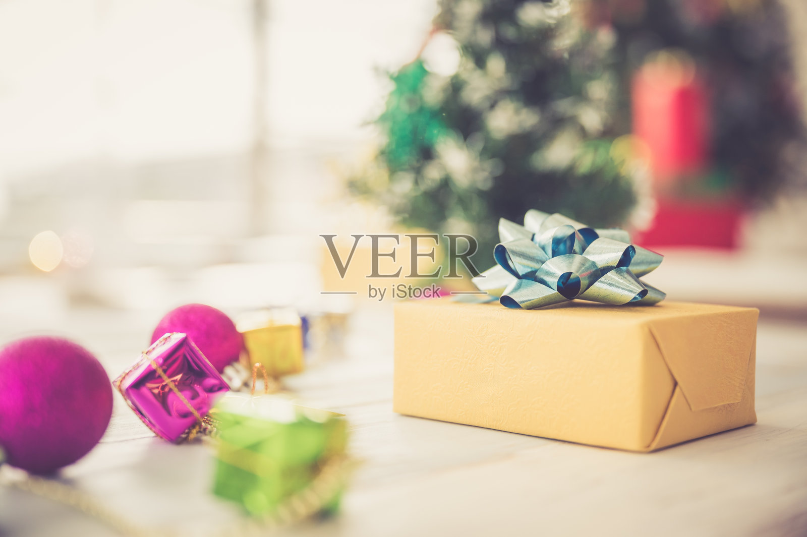 圣诞和新年前夕主题和礼物盒上模糊的背景插画图片素材