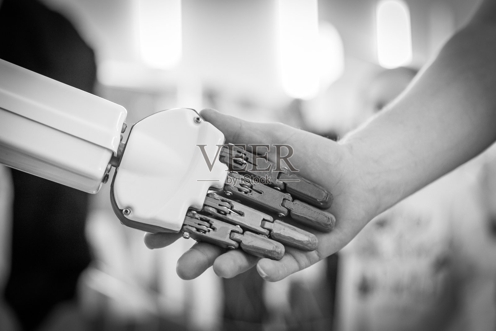男人与机器人握手的特写照片摄影图片