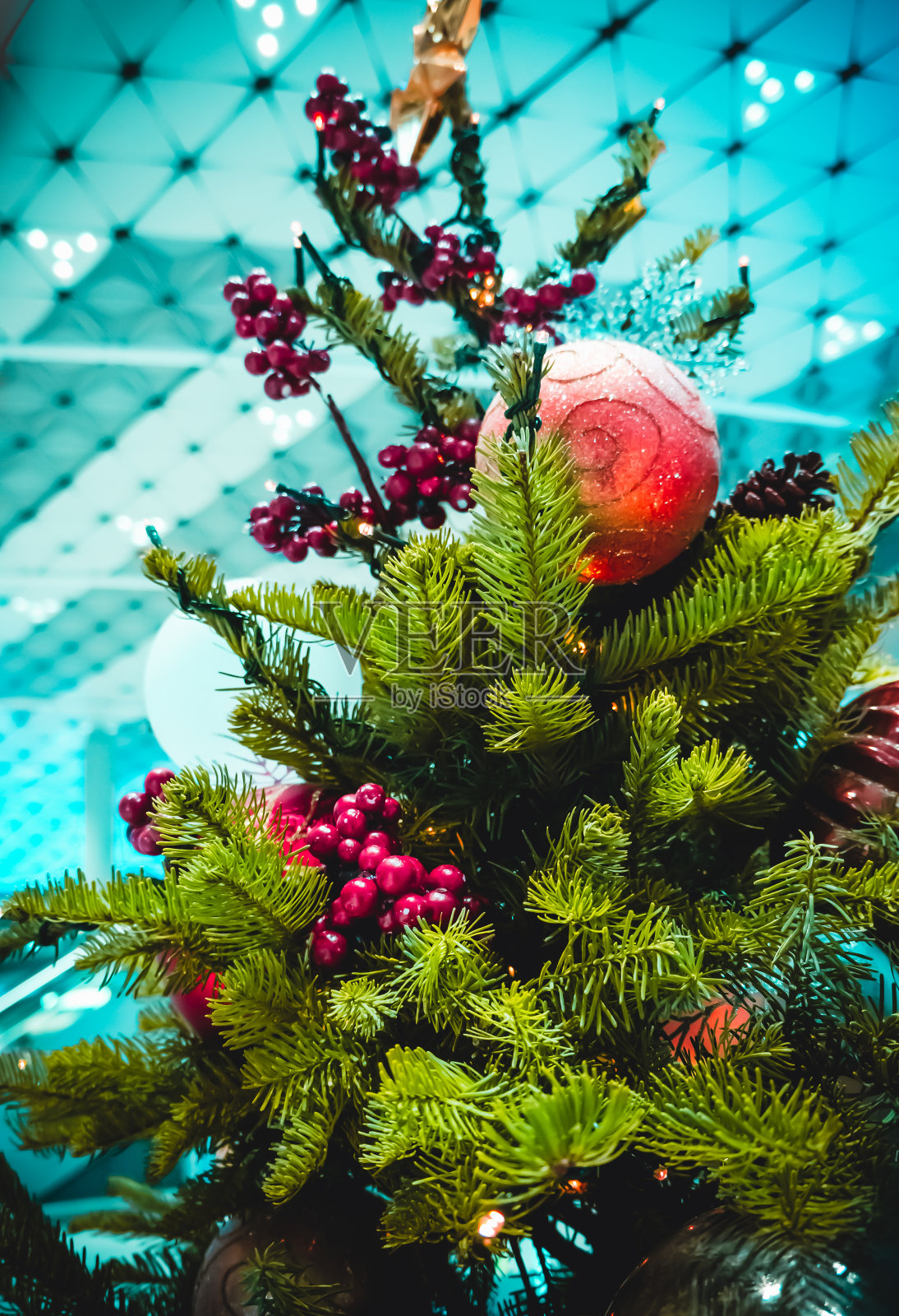 装饰圣诞树。圣诞节和新年假期的背景。照片摄影图片