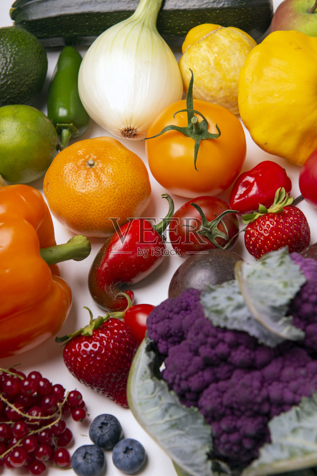 各种色彩鲜艳的新鲜水果和蔬菜孤立照片摄影图片