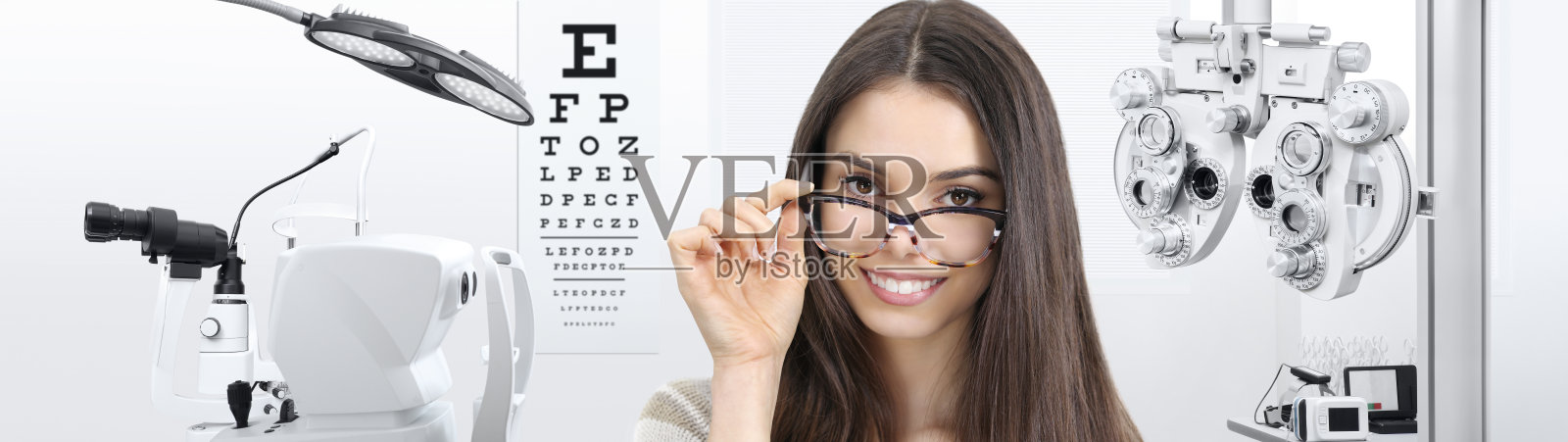 眼睛检查的概念，女患者带着眼镜微笑着孤立在眼镜师办公室，诊断工具在白色背景上，预防和控制视力照片摄影图片